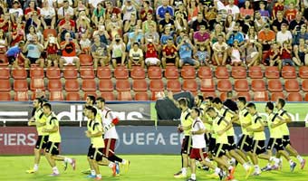 5.000 aficionados arroparon a la Roja en Valencia