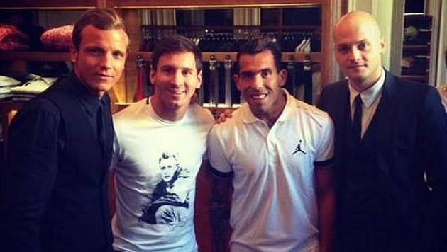 Messi posa junto a Tevez. / @teamLionelmessi