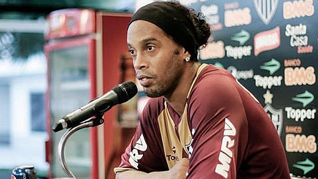 Ronaldinho, en una rueda de prensa. / MARCA