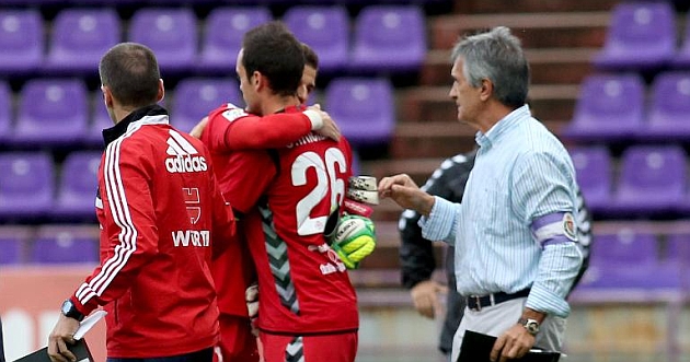 Javi Varas saluda a su compaero Julio tras su expulsin / Csar Minguela (Marca)