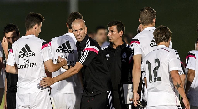 Zidane da instrucciones al Castilla / Foto: Diego G. Souto (MARCA)