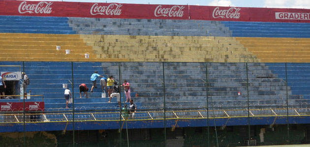 Hinchas paraguayos pintan el estadio de su club