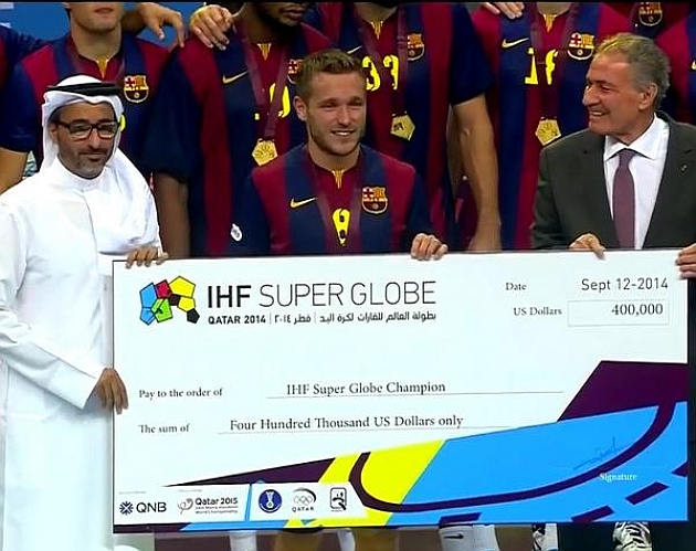 Vctor Toms recibe el premio de 400.000$ por ganar la SuperGlobe. Foto: Twitter @2015Handball