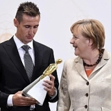 Merkel: Klose es un ejemplo para Alemania