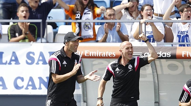 Zidane y su cuerpo tcnico celebran uno de los goles del Castilla. Foto. ngel Rivero