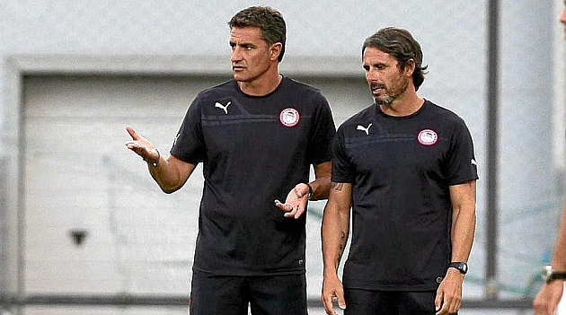 Mchel, junto a Rafa Alkorta, en un entrenamiento de Olympiakos.