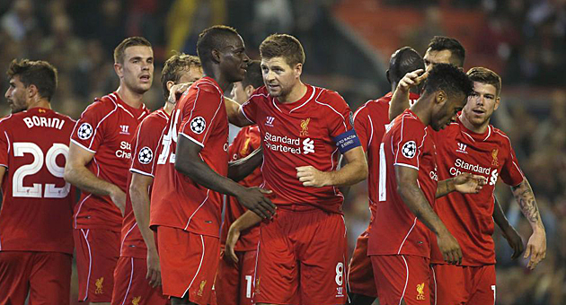 Los jugadores del Liverpool celebran el gol de Gerrard / Reuters