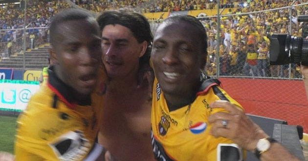 Los jugadores del Barcelona de Guayaquil, celebrando el triunfo ante Emelec. / FOTO: Planetamarillo.com