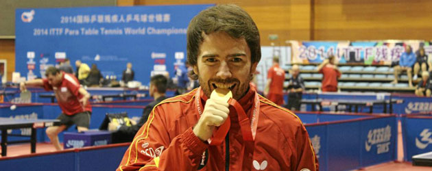 lvaro Valera muerde el oro conquistado en el Mundial de tenis de mesa adaptado en Pekn.