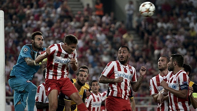Roberto despeja un baln con los puos en el partido contra el Atltico. Foto: AFP