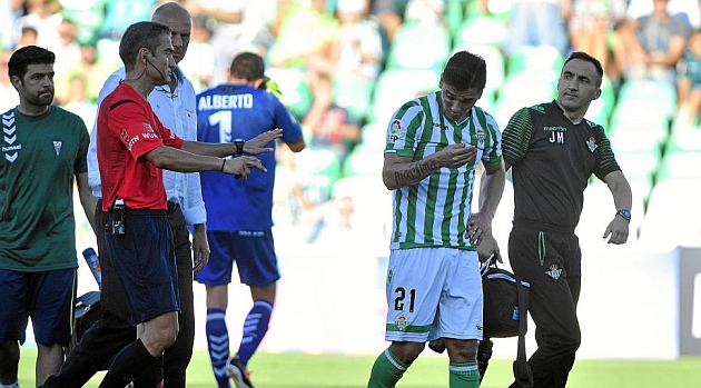 Lolo Reyes abandona el campo tras lesionarse contra el Albacete. KIKO HURTADO
