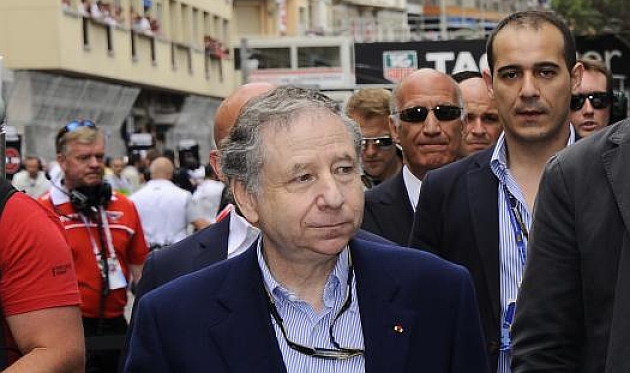 Jean Todt caminando junto a otros dirigentes de la FIA / REUTERS