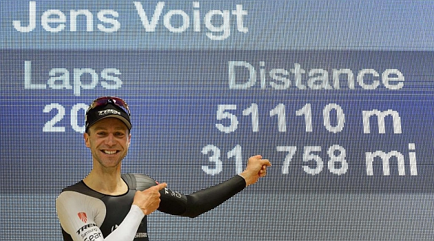 Jens Voigt posa junto a su récord de la hora. AFP