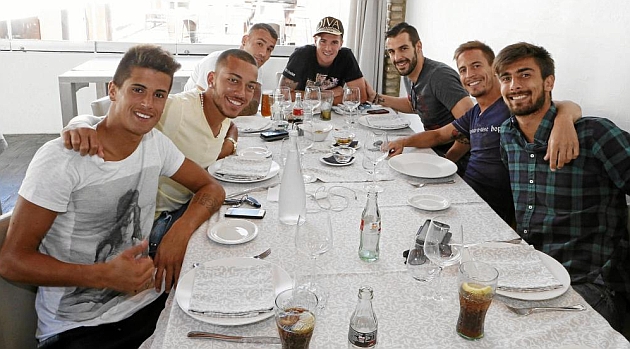 Algunos jugadores, durante la comida de equipo en un restaurante de Valencia/FOTO: VCF