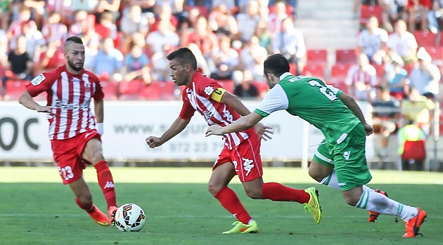 Molinero intenta robar el baln a un jugador del Girona. EDDY KELELE FOTOGRAFA