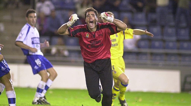 Nacho Gonzlez celebra su gol de penalti al Tenerife en el Heliodoro / Marca