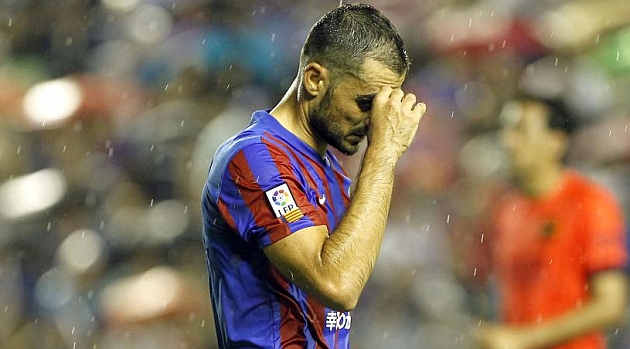 Vyntra (33), tras su expulsin ante el FC Barcelona/FOTO: Jose Antonio Sanz