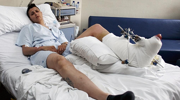 Sofa Bessayah (33), en la cama tras su primera operacin en el pie/FOTO: Francesc Adelantado