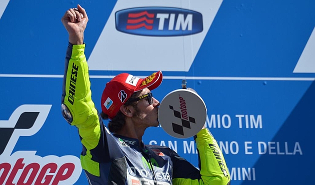 Valentino Rossi celebra su victoria en Misano / AFP