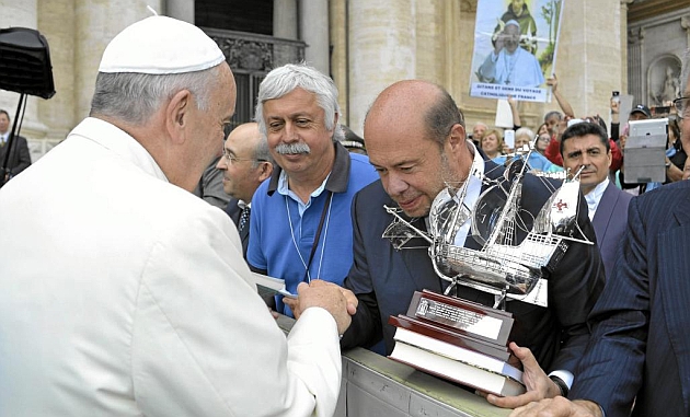 El Papa Francisco estrecha la mano al presidente Pablo Comas en Roma