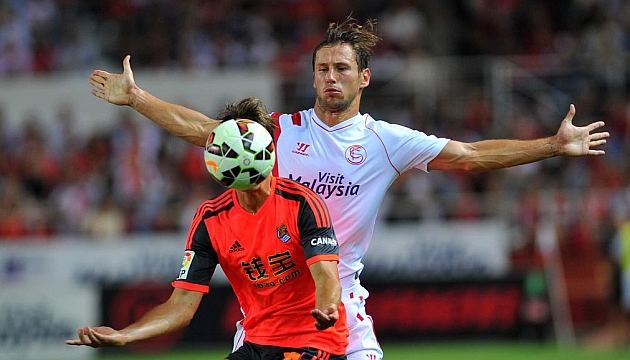 Krychowiak defiende una accin de un jugador de la Real Sociedad. AFP