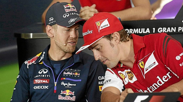 Vettel habla con Alonso durante un gran premio de esta temporada / RV RACING PRESS
