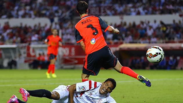 Mikel Gonzlez le arrebata un baln a Bacca. Foto: Reuters.