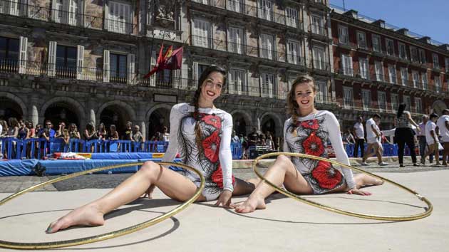 Alejandra Quereda (22) y Elena Lpez (19) posan para MARCA tras una exhibicin realizada en junio de 2014 en la Plaza Mayor de Madrid. FOTO: Juan Aguado