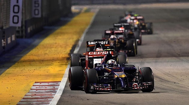 Varios coches, encabezados por el Toro Rosso de Daniil Kvyat, en el pasado GP de Singapur / RV RACING PRESS