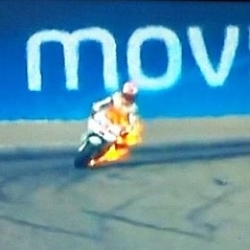 Barber salta de su Ducati en llamas en el arranque del GP de Aragn