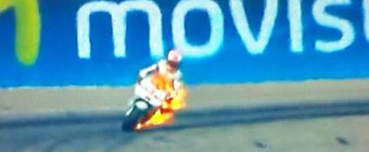 Barber salta de su Ducati en llamas en el arranque del GP de Aragn