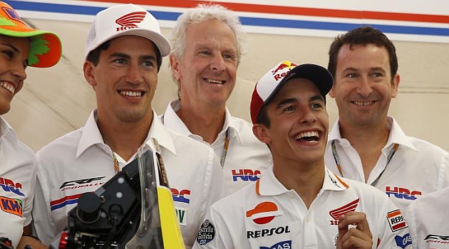 Barreda y Mrquez, con miembros del equipo Honda del Dakar / MARCA