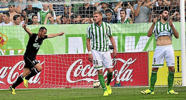 Jordi y Perquis se lamentan tras un gol del Albacete | Foto: K. Hurtado