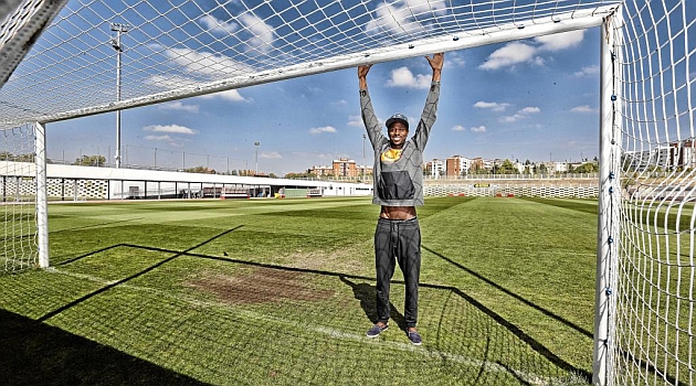 Abdoulaye (23) posa para MARCA en la Ciudad Deportiva del Rayo