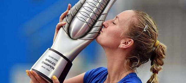 Kvitova posa con el trofeo de campeona en Wuhan / Twitter Kvitova