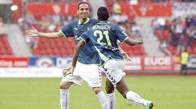 Bergdich celebra con un compaero el gol en El Molinn / Tuero - Arias (Marca)