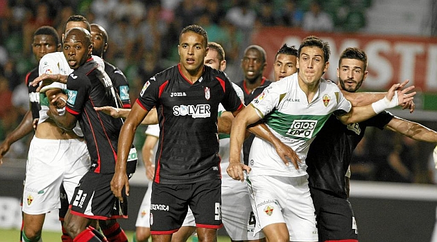Enzo Roco, a la derecha, en un partido del Elche ante el Granad. / FOTO: Manuel Lorenzo
