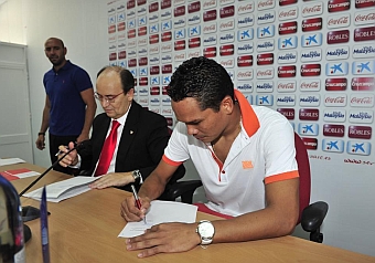 Bacca y Castro firman el nuevo contrato en presencia de Monchi, este martes. KIKO HURTADO