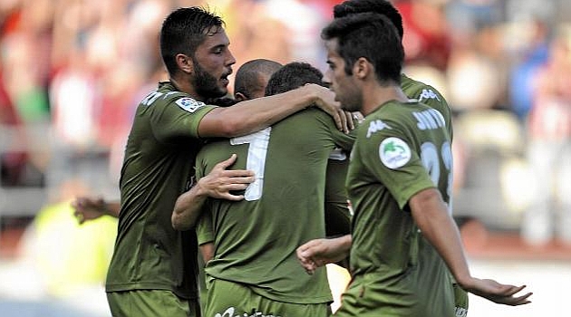 Los futbolistas del Sporting celebran un gol de Pablo Prez en el Mirands-Sporting/FOTO: Lino Gonzlez