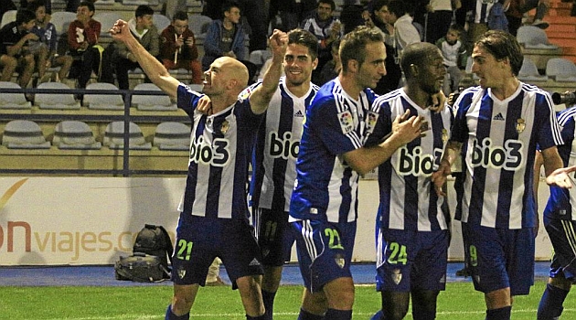 Pablo Infante y sus compaeros celebran el gol ante el Albacete / Ana F. Barredo (Marca)