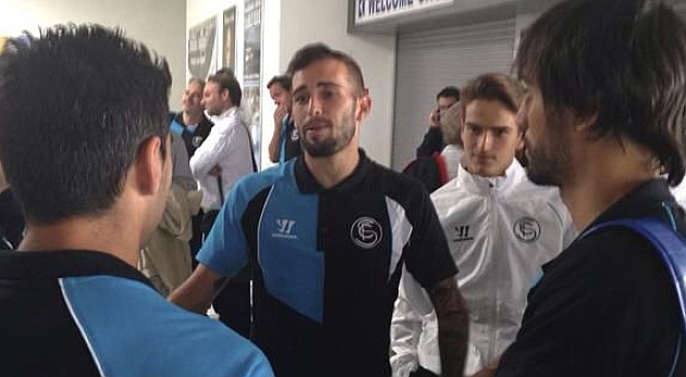 Varios jugadores charlan recin aterrizados al aeropuerto de Rijeka. SEVILLA FC