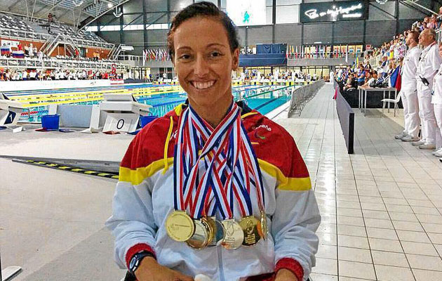 Teresa Perales posando con las siete medallas conquistadas en el ltimo Europeo de natacin.