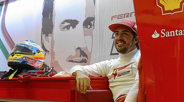 Alonso (33), en el box del equipo en Singapur. / RV RACING PRESS
