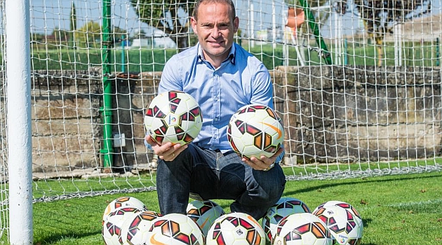 Nino posa sonriente junto a unos balones para el reportaje de Marca / Daniel Fernndez