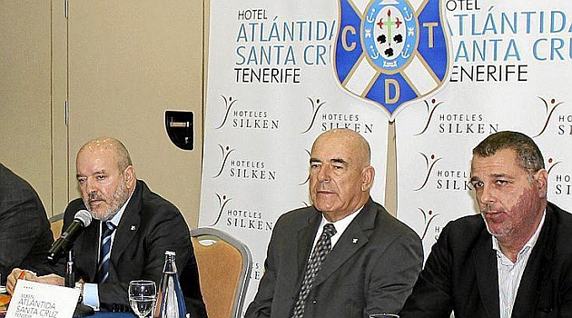 Miguel Concepcin, a la izquierda, en una conferencia de prensa / CD Tenerife