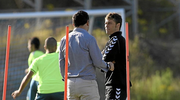 Rubi dialoga con Braulio, de espaldas, en medio de un entrenamiento / Csar Minguela (Marca)