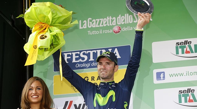 Alejandro Valverde con el premio al segundo mejor de Lombarda. AFP
