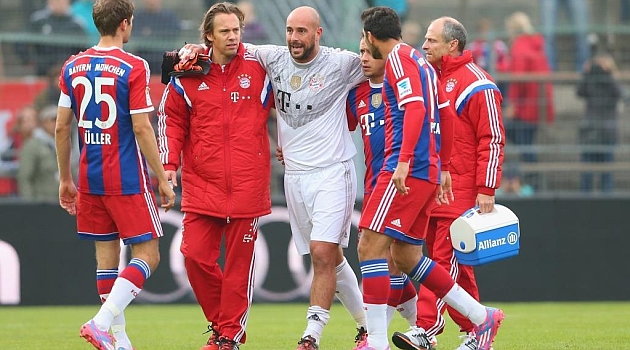 Pepe Reina se retira lesionado. Foto: FC Bayern de Mnich