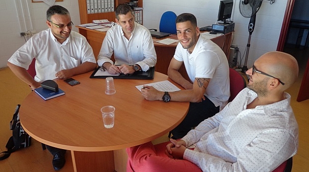 Edgar junto a Alfonso Garca Piero y sus representantes en la firma del nuevo contrato. Foto: udalmeriasad.com