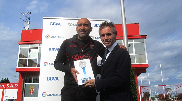 Abelardo recibe el premio como mejor entrenador de septiembre de la Liga Adelante / Foto LFP